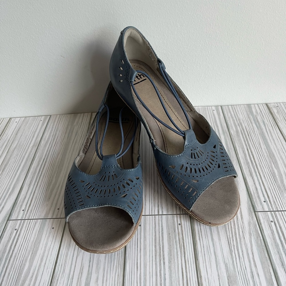 EARTH Women’s Camellia Shoes in Blue Size 6.5